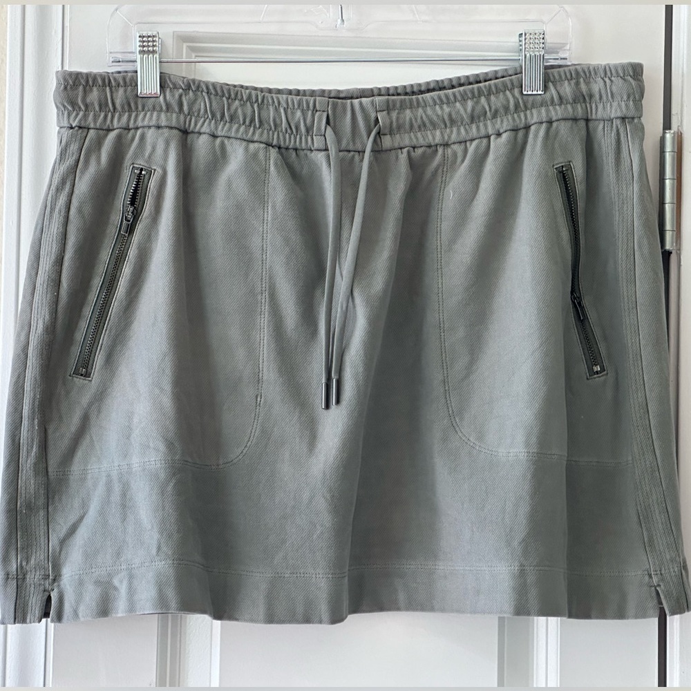 Athleta light green 18’’ skirt. Perfect for tennis, golfing or brunch. Size 14